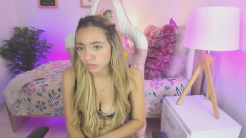 Snapshot of majo_gomez chatting on 02/19/25, 06:21 Majo online show from 02/19/25, 06:21