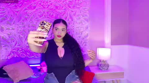 Snapshot of malaikabrown chatting on 12/01/25, 12:21 online show from 12/01/25, 12:21