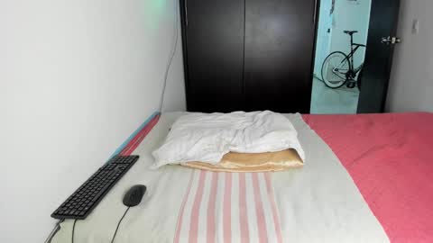 instagram  nueela   online show from 01/05/25, 09:36