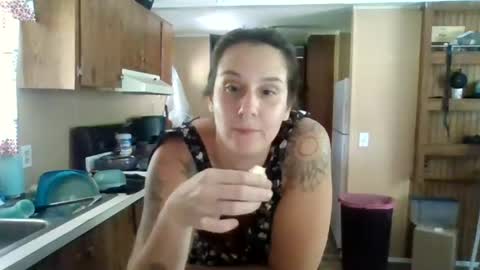 Snapshot of mamabear_papabear chatting on 07/03/26, 09:10 Elizabeth online show from 07/03/26, 09:10