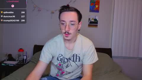 Snapshot of mamiclouds chatting on 11/13/25, 01:37 MamiCloudz online show from 11/13/25, 01:37