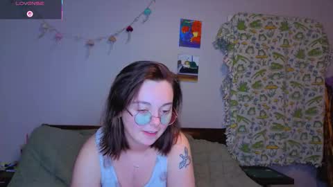 Snapshot of mamiclouds chatting on 11/19/25, 02:33 MamiCloudz online show from 11/19/25, 02:33