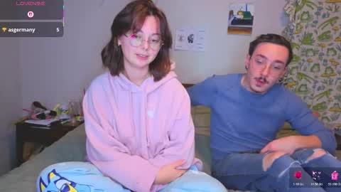 Snapshot of mamiclouds chatting on 11/22/25, 01:37 MamiCloudz online show from 11/22/25, 01:37