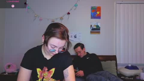 Snapshot of mamiclouds chatting on 12/16/25, 01:43 MamiCloudz online show from 12/16/25, 01:43