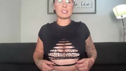 Snapshot of mandyrheaa chatting on 11/05/25, 02:11 Mandy online show from 11/05/25, 02:11