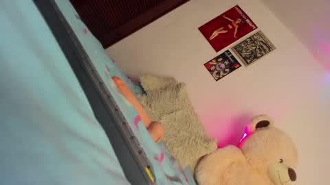 Snapshot of mantis_wine chatting on 02/19/25, 01:29 MARY online show from 02/19/25, 01:29