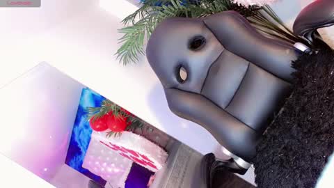 Snapshot of manuela_kingsley chatting on 02/15/25, 04:01 Manuela Kingsley online show from 02/15/25, 04:01