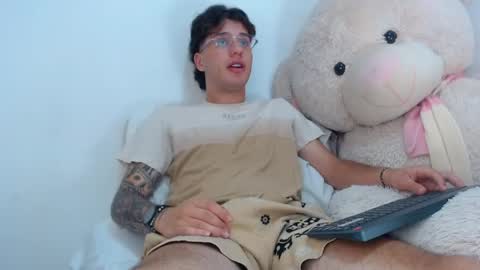 Snapshot of manuelr77 chatting on 05/12/26, 09:01 Manuel online show from 05/12/26, 09:01