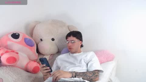 Snapshot of manuelr77 chatting on 05/15/26, 11:01 Manuel online show from 05/15/26, 11:01
