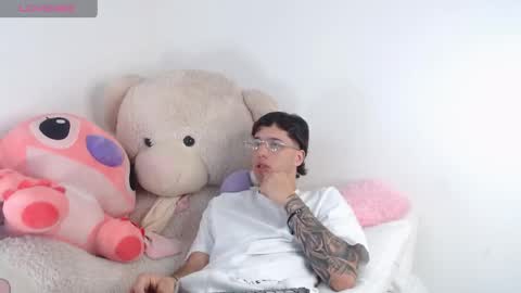 Snapshot of manuelr77 chatting on 05/15/26, 11:12 Manuel online show from 05/15/26, 11:12