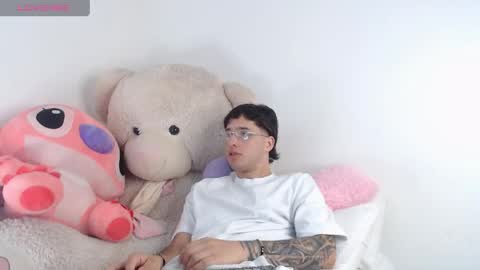 Snapshot of manuelr77 chatting on 05/15/26, 11:23 Manuel online show from 05/15/26, 11:23