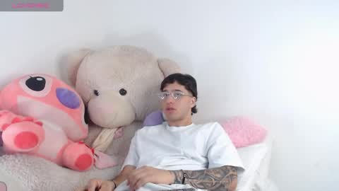 Snapshot of manuelr77 chatting on 05/15/26, 11:34 Manuel online show from 05/15/26, 11:34