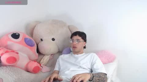 Snapshot of manuelr77 chatting on 05/15/26, 11:45 Manuel online show from 05/15/26, 11:45