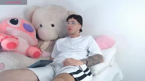 Snapshot of manuelr77 chatting on 05/15/26, 11:56 Manuel online show from 05/15/26, 11:56