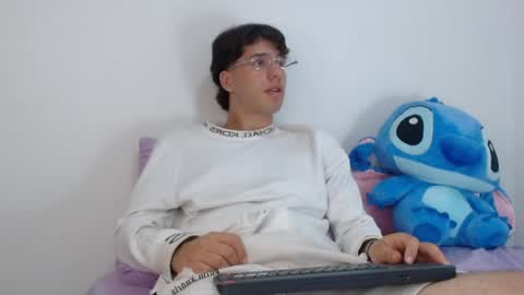 Snapshot of manuelr77 chatting on 06/04/26, 02:28 Manuel online show from 06/04/26, 02:28