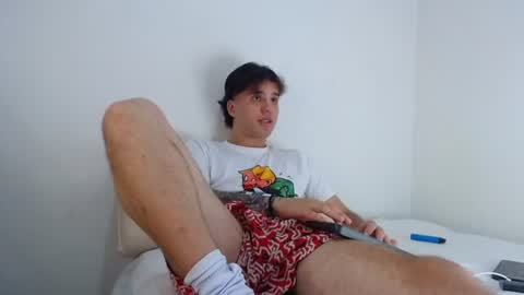 Snapshot of manuelr77 chatting on 06/14/26, 01:14 Manuel online show from 06/14/26, 01:14