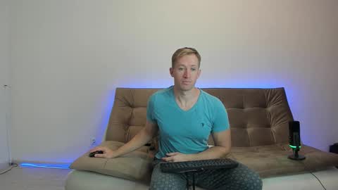 Snapshot of marc105100 chatting on 10/19/25, 06:03 alex marvelxx online show from 10/19/25, 06:03