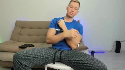 Snapshot of marc105100 chatting on 10/28/25, 08:40 alex marvelxx online show from 10/28/25, 08:40