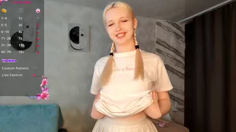 Snapshot of margaretasey chatting on 06/20/26, 12:25 Margaret online show from 06/20/26, 12:25