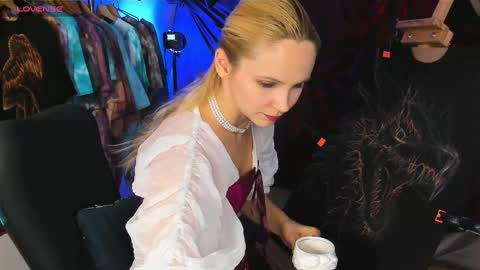 Snapshot of margaux_corsets6641000 chatting on 10/22/25, 01:33 margaux_corsets6641000 online show from 10/22/25, 01:33