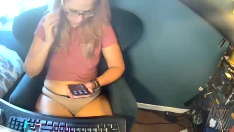 Snapshot of margolane chatting on 09/17/25, 12:51 Elle online show from 09/17/25, 12:51