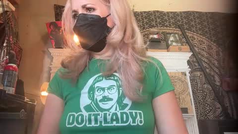 Elle online show from 10/31/25, 04:30