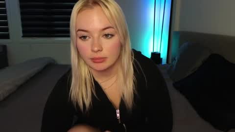 margot_robbie7 online show from 10/23/25, 10:19