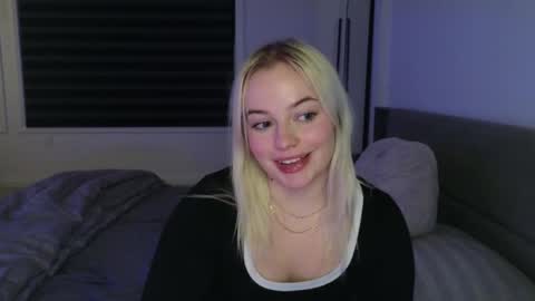 margot_robbie7 online show from 11/19/25, 12:32