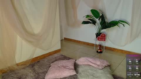 Snapshot of maria_petit chatting on 02/18/25, 04:26 M. online show from 02/18/25, 04:26