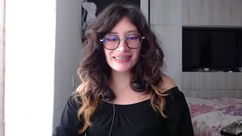 Snapshot of mariana124_ chatting on 10/15/25, 05:46 Mariana online show from 10/15/25, 05:46