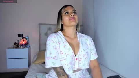 Mariana Roe online show from 11/13/25, 01:37