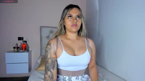 Mariana Roe online show from 11/18/25, 03:05