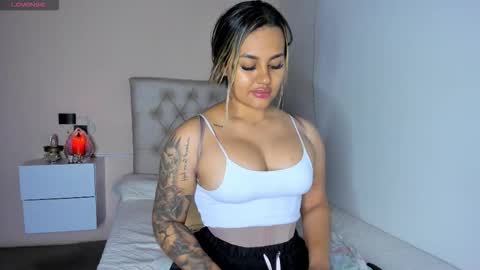 Mariana Roe online show from 11/19/25, 03:06