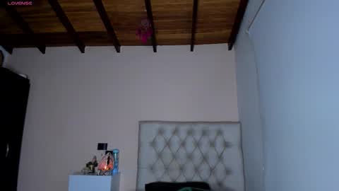 Mariana Roe online show from 12/14/25, 10:42