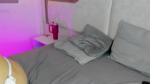 Snapshot of mariana_jhones_ chatting on 10/15/25, 02:06 Mariana online show from 10/15/25, 02:06