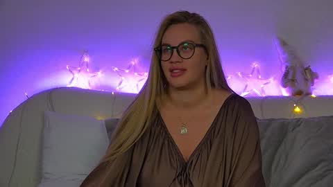 Snapshot of marianeumann chatting on 12/28/24, 04:08 Maria online show from 12/28/24, 04:08