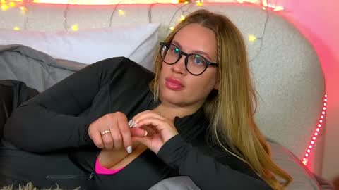 Snapshot of marianeumann chatting on 01/11/25, 10:07 Maria online show from 01/11/25, 10:07