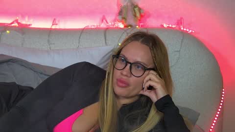 Snapshot of marianeumann chatting on 01/12/25, 01:11 Maria online show from 01/12/25, 01:11