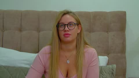 Snapshot of marianeumann chatting on 01/15/25, 06:33 Maria online show from 01/15/25, 06:33