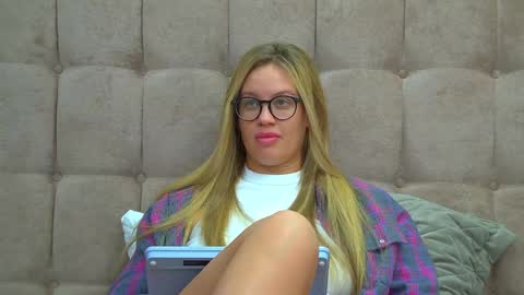 Snapshot of marianeumann chatting on 01/18/25, 01:30 Maria online show from 01/18/25, 01:30