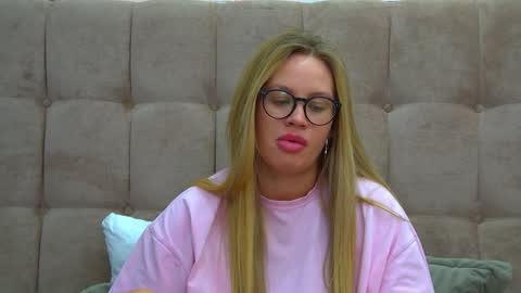 Snapshot of marianeumann chatting on 01/19/25, 01:10 Maria online show from 01/19/25, 01:10