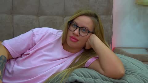 Snapshot of marianeumann chatting on 01/19/25, 04:12 Maria online show from 01/19/25, 04:12