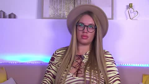 Snapshot of marianeumann chatting on 01/21/25, 03:43 Maria online show from 01/21/25, 03:43