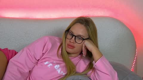 Snapshot of marianeumann chatting on 01/25/25, 10:18 Maria online show from 01/25/25, 10:18