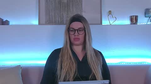 Snapshot of marianeumann chatting on 02/01/25, 02:37 Maria online show from 02/01/25, 02:37