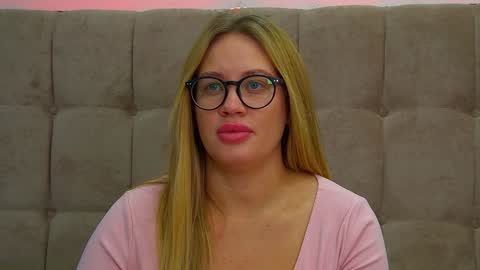 Snapshot of marianeumann chatting on 02/04/25, 01:06 Maria online show from 02/04/25, 01:06