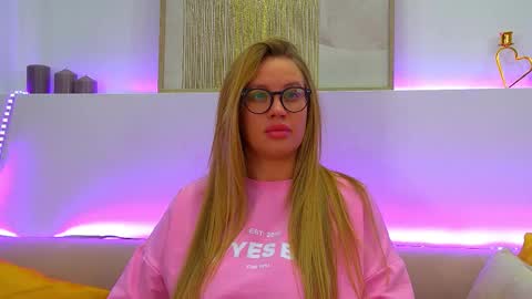 Snapshot of marianeumann chatting on 02/10/25, 01:24 Maria online show from 02/10/25, 01:24