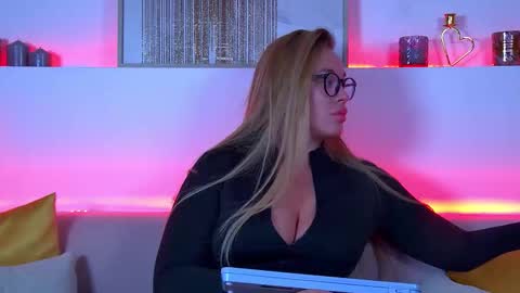 Snapshot of marianeumann chatting on 02/12/25, 06:40 Maria online show from 02/12/25, 06:40