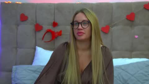 Snapshot of marianeumann chatting on 02/18/25, 06:37 Maria online show from 02/18/25, 06:37