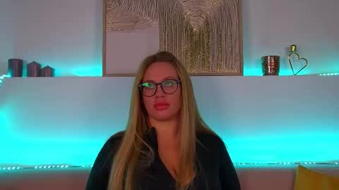 Snapshot of marianeumann chatting on 02/19/25, 06:44 Maria online show from 02/19/25, 06:44